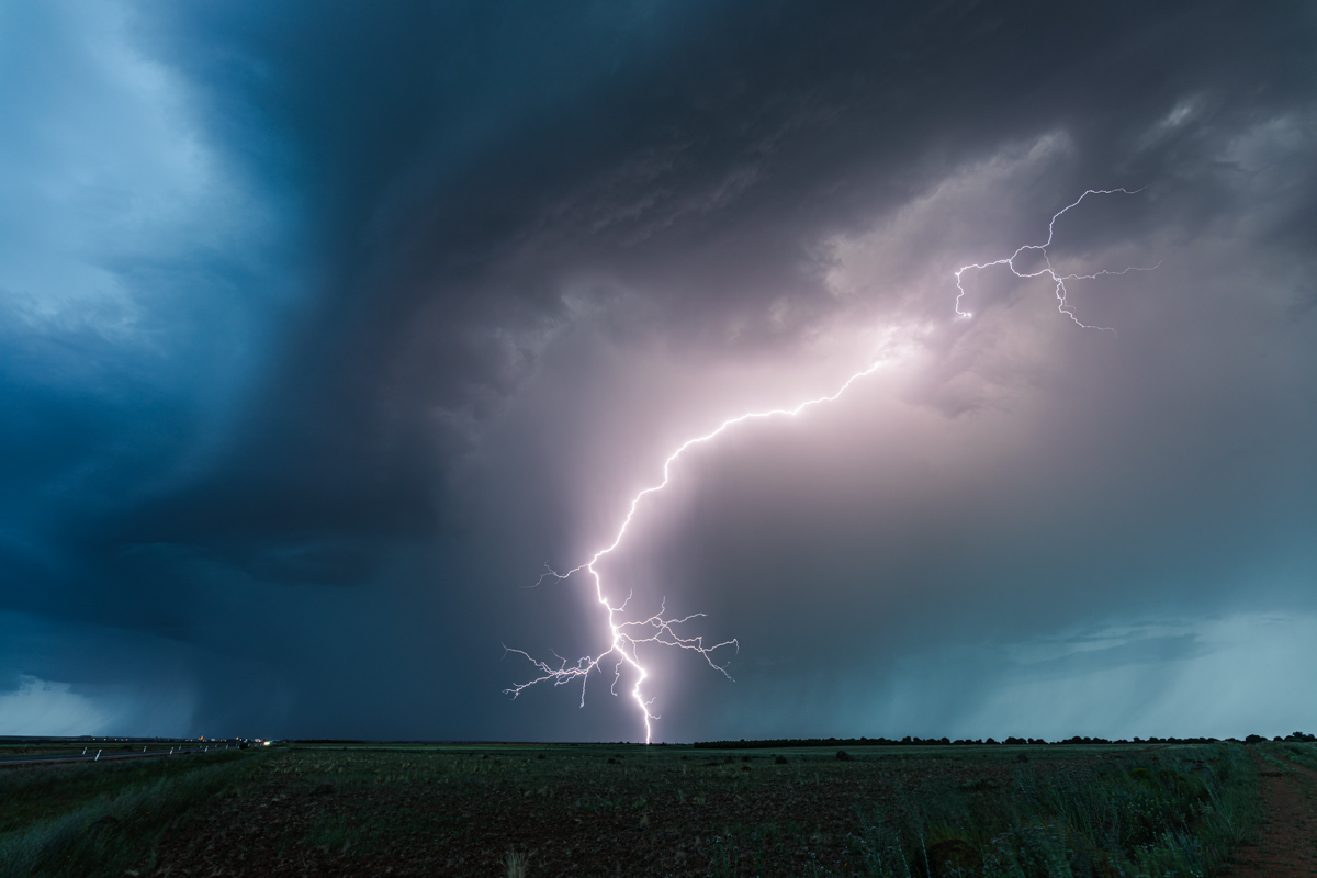 Tormenta llegada desde Valladolid que cobra fuerza antes del anochecer. Unos minutos después del atardecer la magia hará aparecer este magnífico rayo.
