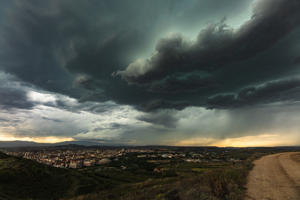 Amenaza
Se forma tormenta sobre la localidad de Logroño este 11 de mayo de 2024, el granizo colgante es significativo 

