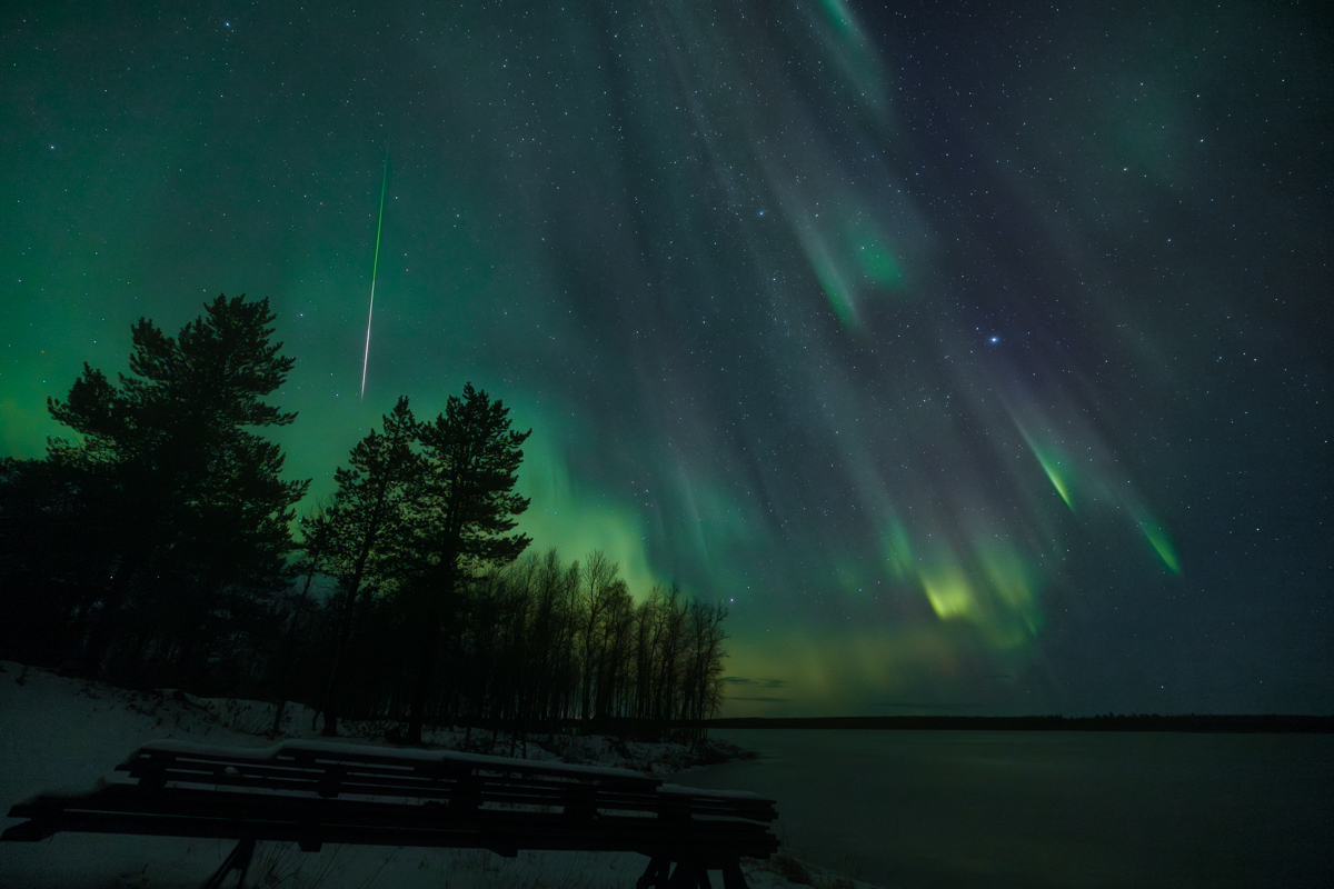 Encuentro entre una estrella fugaz y una aurora
