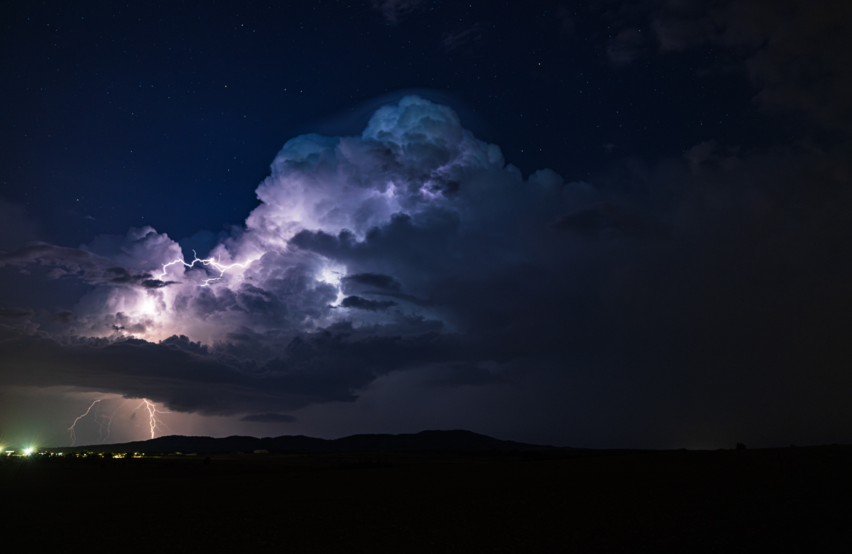 Impresionante actividad detrás de esta supercélula en crecimiento.
