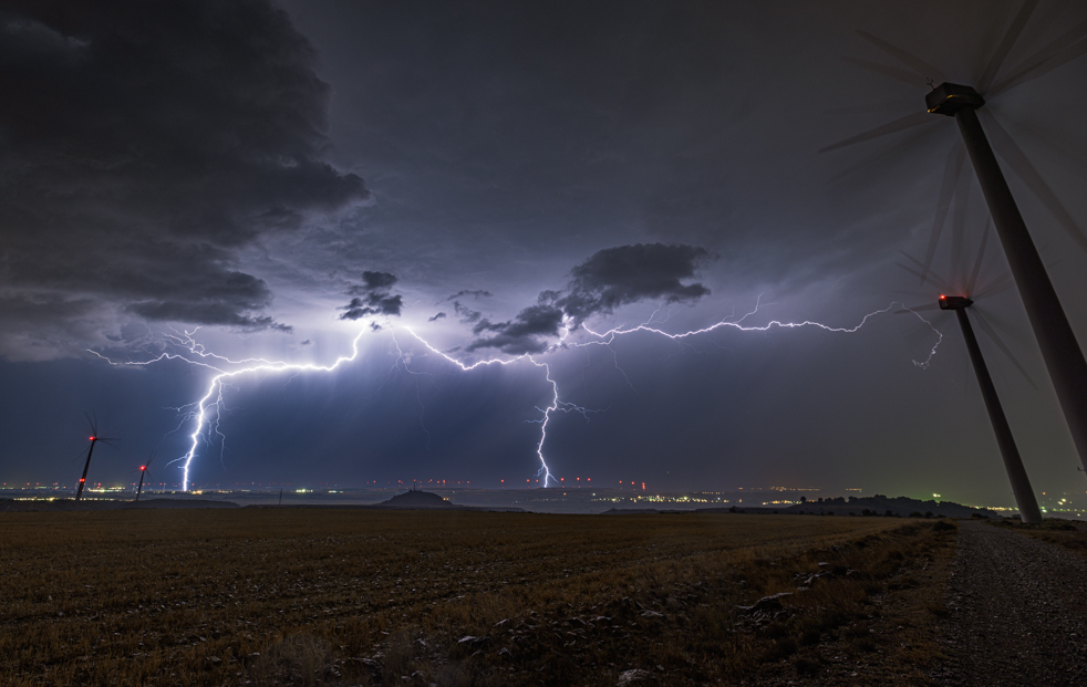 Tras un largo periodo de sequía, se forman tormentas que se acercan a la localidad de Tudela desde el sur durante varias horas. 
No es esta repentina recuperación un "monzón español" que vivimos a finales de verano?
