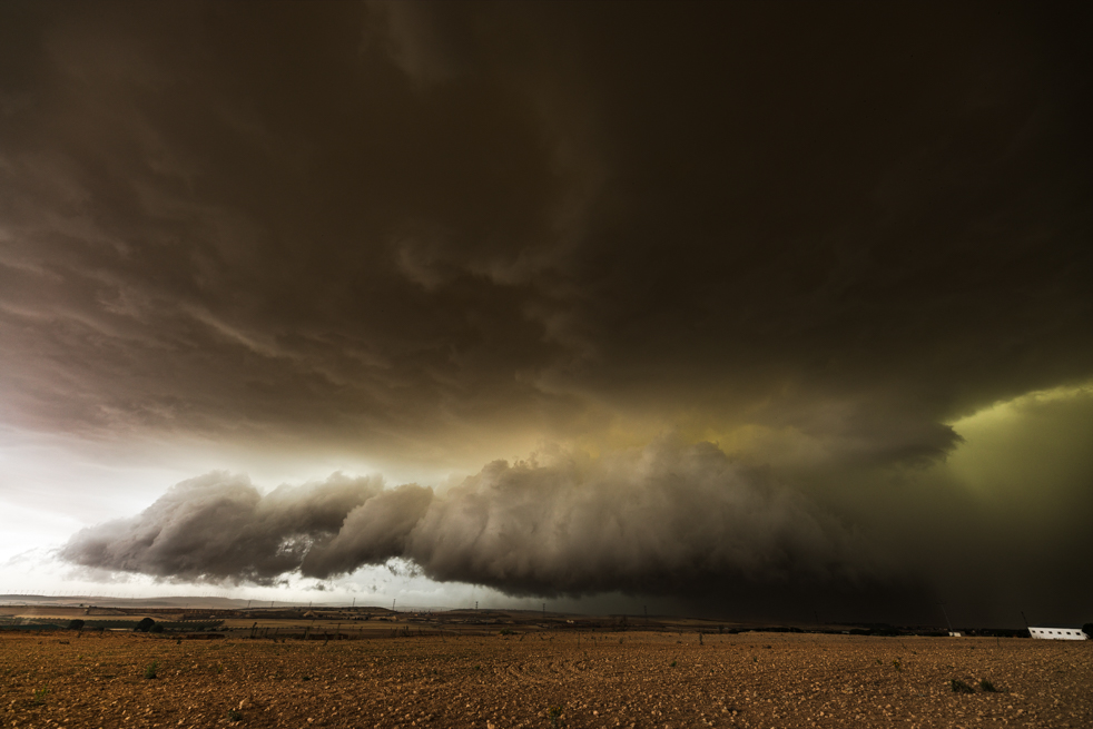 Supercélula entre Albacete y Chinchilla de Monte-Aragón con un color particular tiene una cantidad muy grande de granizo y arena del Sahara
