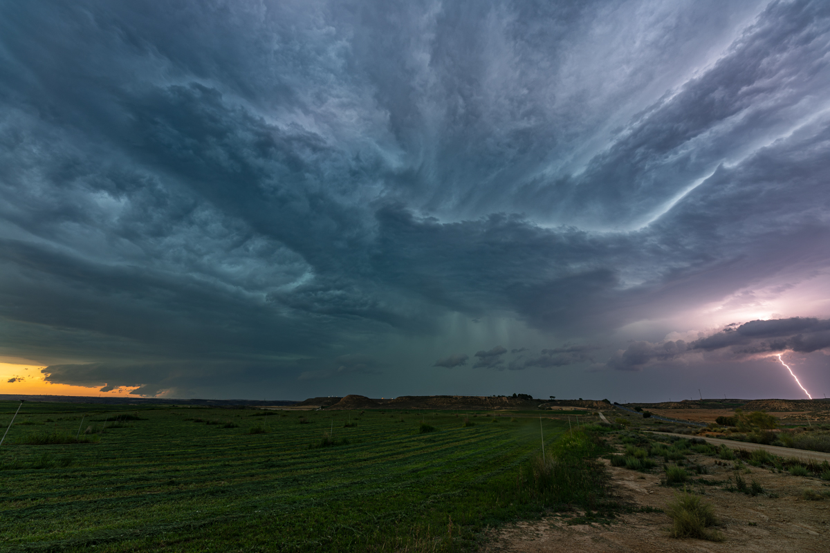 Una gran tormenta se mueve de oeste a este con una increíble cizalladura turbulenta unida a una gran actividad eléctrica.
