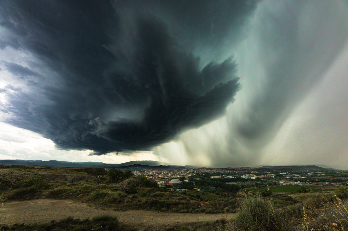 Tormenta especialmente estética sobre la ciudad de Logroño a punto de ser azotada por el granizo
