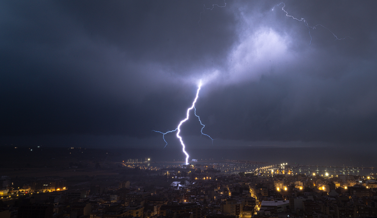 una noche intensa o una tormenta estacionaria depositarán descargas eléctricas sobre la ciudad así como mucha agua
