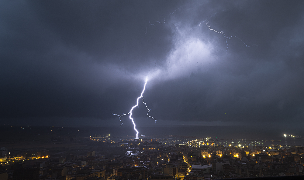 una noche intensa o una tormenta estacionaria depositarán descargas eléctricas sobre la ciudad así como mucha agua
