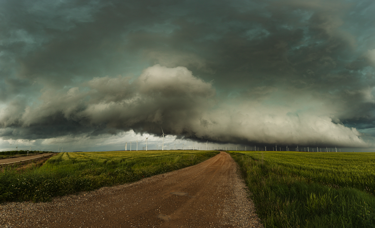 Wall cloud en aceleración sobre la meseta sur del Ebro al sur de Pedrola
