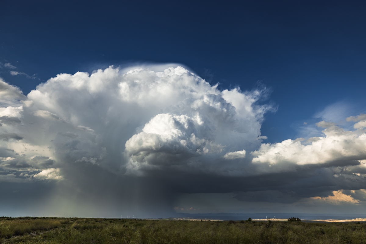 Motor derecho muy estético después de la división (Splitting) . Se ve una corriente descendente violenta de su base (Downburst). 
