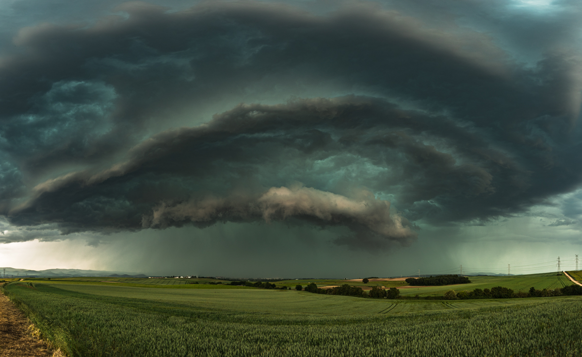 Famosa por su paso de violentas tormentas eléctricas, Vitoria-Gasteiz recibió una hermosa supercélula HP originada en la localidad de Miranda de Ebro y que alcanzaba su punto máximo en Vitoria-Gasteiz cuando se tomó la foto.
