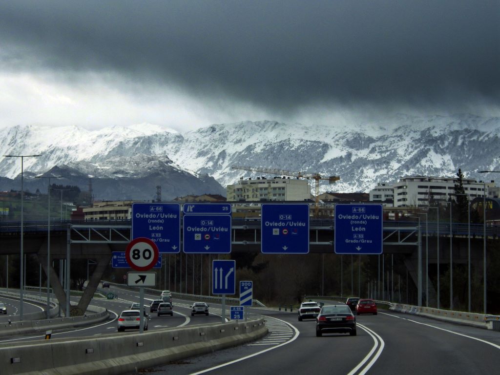 Allí vamos!
De Gijón a Oviedo a medio dia se contempla el contraste del cielo nublado con lluvia a punto d caer con la sierra europea parcialmente nevada.
Álbumes del atlas: yyyyexif