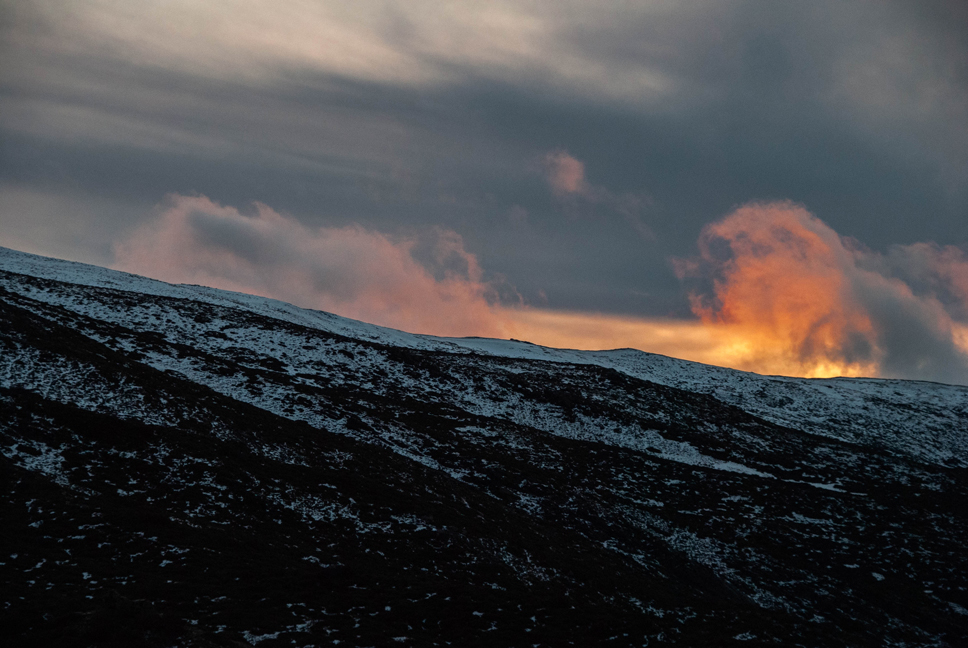 Marea de Fuego
En Sierra Nevada se pone el sol de manera particular, notas como consume y como se hace uno con las nubes de tormenta que se marchan del lugar. Mostrando los restos en forma de cálida marea. 
