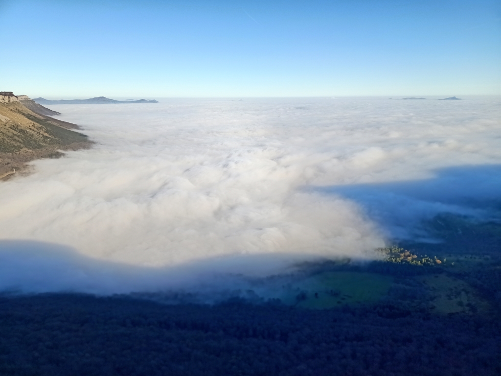 Alto de Angulo Burgos (2)
Vista de los valles de Bizkaia cubiertos de niebla desde el alto de Angulo.

