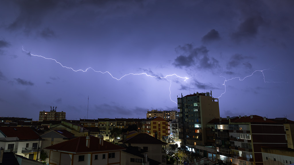 Rayos en Enero
Rayos en Enero son muy raros en el sur de Portugal. Este año tuve la felicidad de fotografiar una hermosa tormenta desde el balcón de mi casa, en las cercanias de Lisboa.
Álbumes del atlas: zmi24