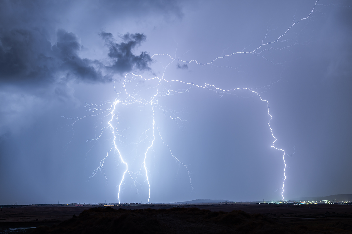 Como cazador de tormentas que soy, y después de un ano de buenas fotos de rayos en Portugal, 19 de septiembre fue una excelente oportunidad de hacer un viaje por tierras de los hermanos españoles. Las previsiones de tormentas por la noche me han llevado a Cáceres, junto a una antigua mina de estaño, para fotografiar una tormenta muy fotogénica que se ha formado a sur (Mérida) e se ha subido hacia norte, proporcionando una perfecta noche de rayos y truenos.
