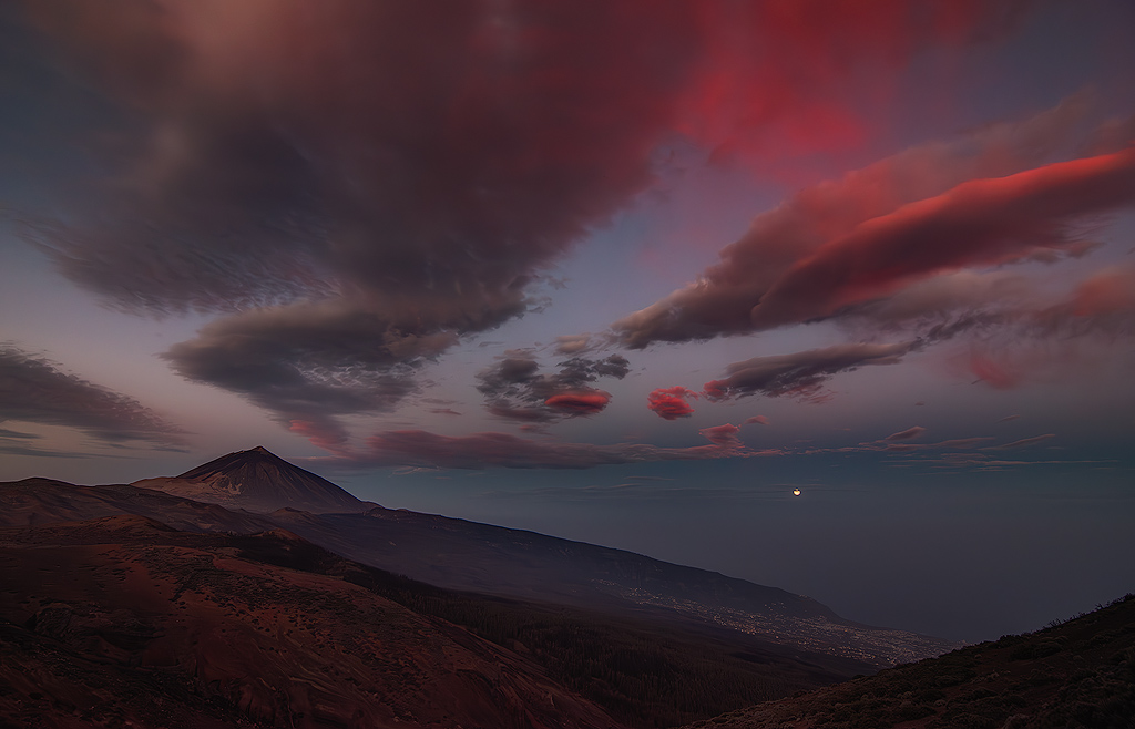 La puesta de la Luna del 25 de enero fue para recordar. Lenticulares encendidas por el sol al amanecer, adornaban el Teide y la Luna entre ellas. 
