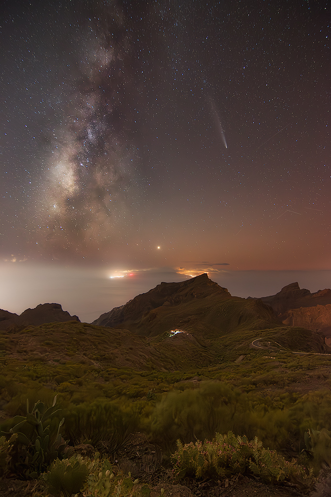 Este año nos visitó el Tsuchinshan-ATLAS, también conocido como el cometa del siglo y tuve la suerte de fotografiarlo varias veces. Esta desde El mirador de Cherfe en Santiago del Teide es la que más me gusta por los elementos que aparecen en ella. La Vía Láctea, a punto de marcharse su centro galáctico hasta ahora y Venus en el horizonte hacen para mí especial esta fotografía. Todo ello con la isla de La Gomera al fondo dejándose ver tímidamente sobre el mar de nubes.
