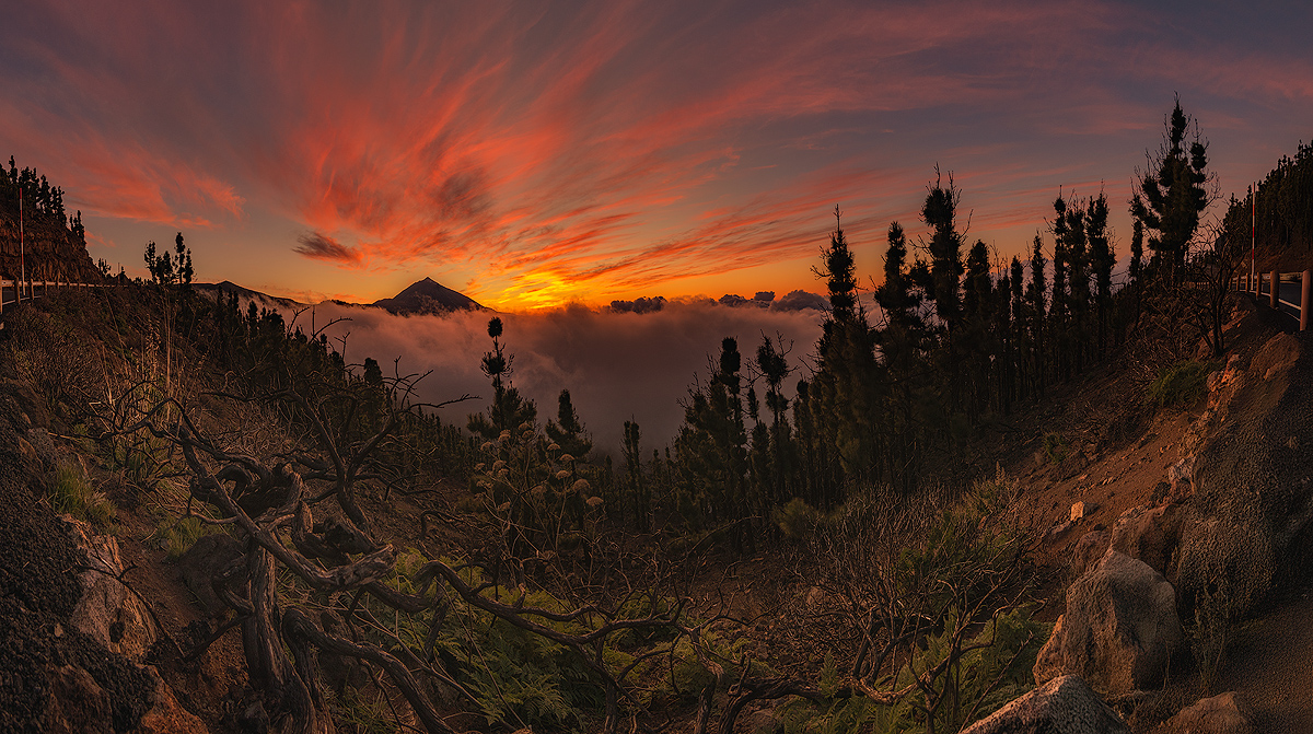 La tarde del once de febrero, me regaló este precioso atardecer frente al Teide, con un mar de nubes revuelto dejando entrever algunas nubes alta que tiñeron el cielo de color. 
