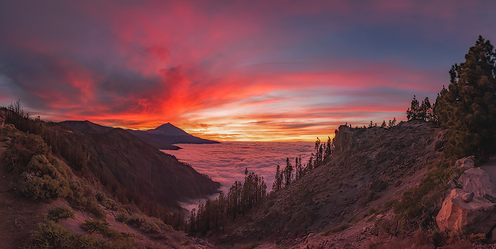 El atardecer más bonito que he visto frente al Teide. Fue una sesión de las que no ves la hora de llegar a casa y conectar la cámara al PC.
El mar de nubes teñido de rojo por el reflejo de las mismas es una sensación difícilmente explicable.
