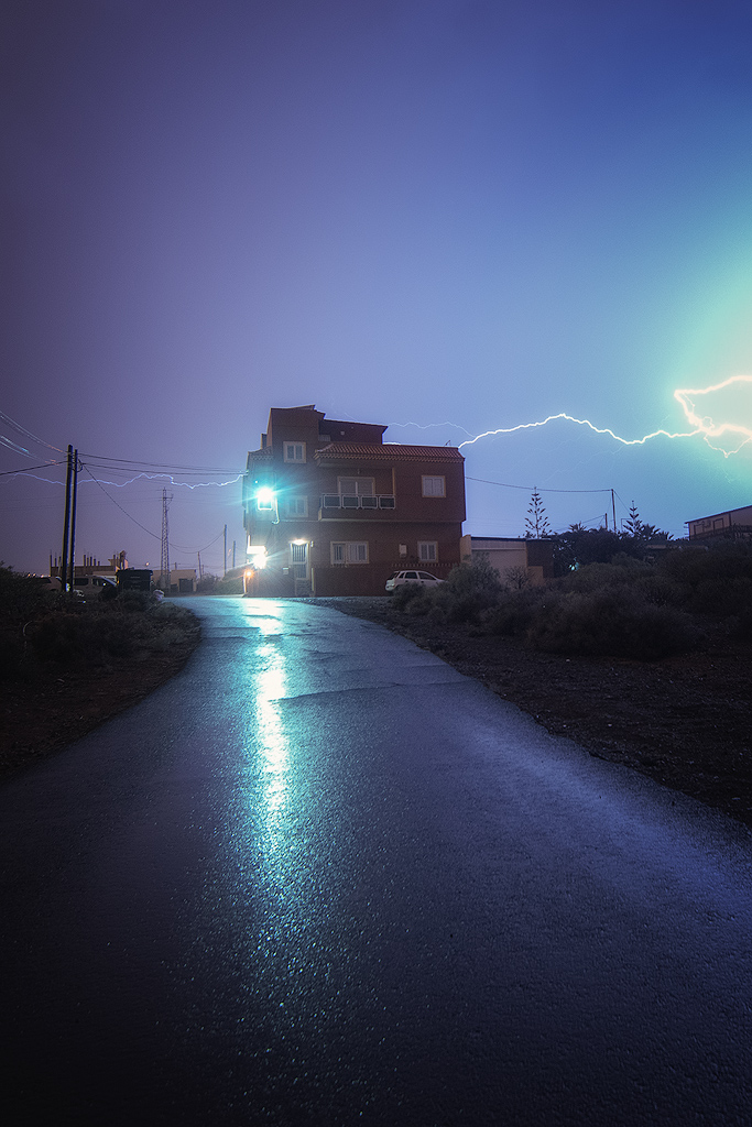 Buen parecido tiene con alguna portada o carátula de película de terror. Así comenzaba la noche de caza de rayos del 23 de diciembre de 2024. Las tormentas, no fueron potentes ni muy vistosas, pero ya sabemos que las tormentas por aquí no abundan, así que bienvenidas fueron. 
