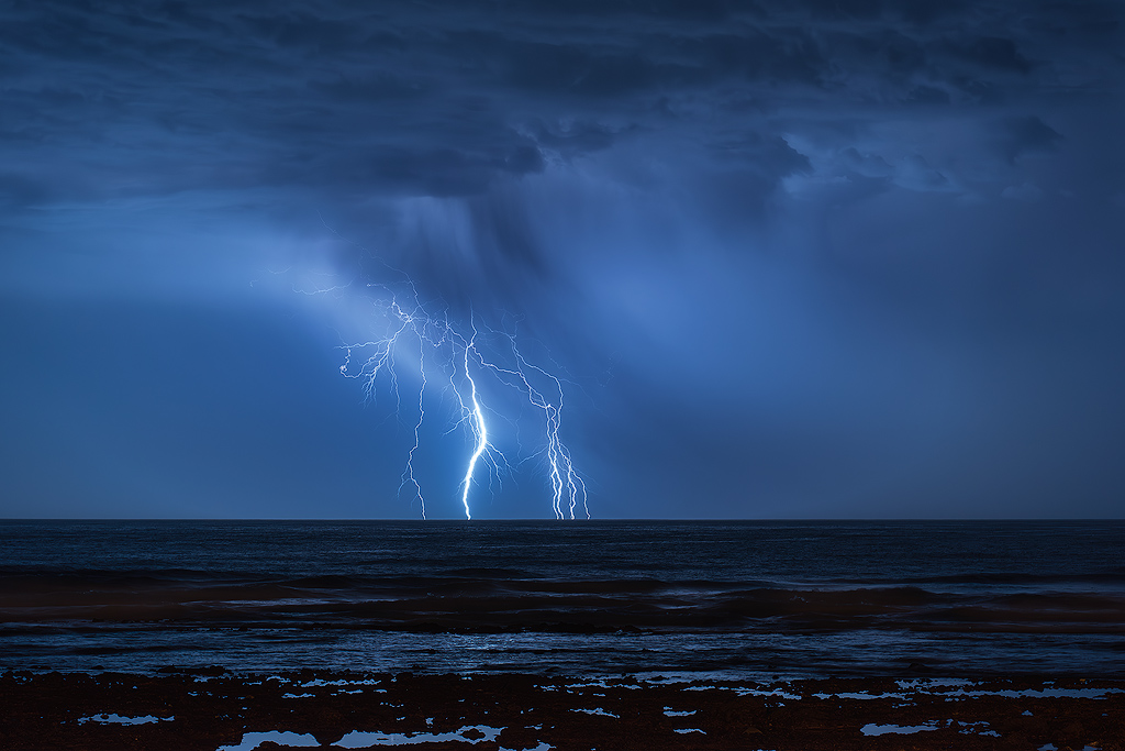 La penúltima tormenta que he podido fotografiar en Tenerife con gran aparato eléctrico. Aunque los primeros rayos los capturé en casa, salí de caza a mi playa favorita.
El Médano.
