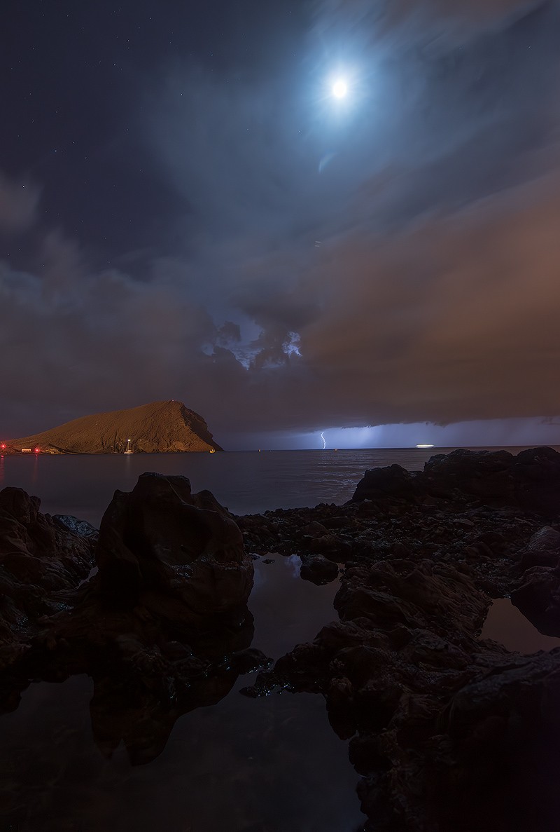 La madrugada del 23 de diciembre de 2024, llegaron algunas tormentas desde el Atlántico y pudimos disfrutar de algún rayo en una noche de Luna.
Hubo caza aunque no fueran todo lo vistosas que me habría gustado.
