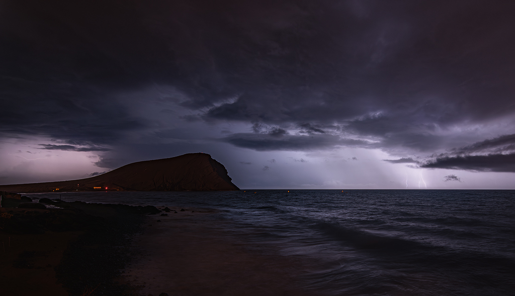 Una fotografía soñada.
Pocas tormentas se acercan a Canarias y esta tuve la suerte de poderla fotografiar en uno de mis lugares favoritos de la isla. La playa de La Tejita.
Álbumes del atlas: zzzznopre