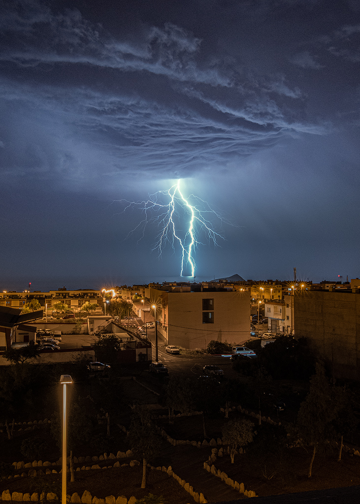 Un potente rayo capturado desde casa poco antes de salir de caza a la tormenta que nos visitó entre el 20 y el 21 de noviembre en Tenerife.
