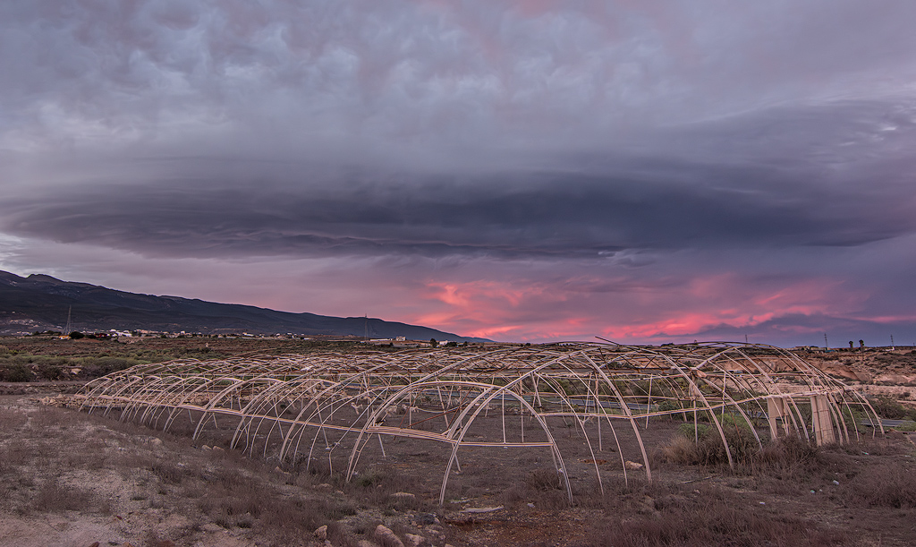 Como si de una nave nodriza de una película de ciencia ficción se tratara, este mes de noviembre, se formaba esta gran lenticular sobre la isla de Tenerife, además acompañada de un bonito y colorido atardecer. 
