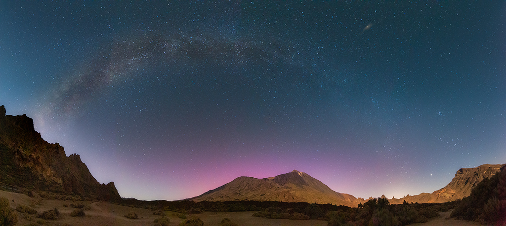 Esta vez, en octubre, también tuve la suerte de poder fotografiar el evento de las auroras boreales en latitudes medias. En la imagen se puede ver El Teide y Pico Viejo como protagonistas, el arco galáctico, Andrómeda, la Aurora dando color a los colosos y algún objeto celesta más. De nuevo una noche histórica que tuve la fortuna de disfrutar y capturar. La verdad es que poder capturar tantos elementos en la misma fotografía fue un momento muy especial.
