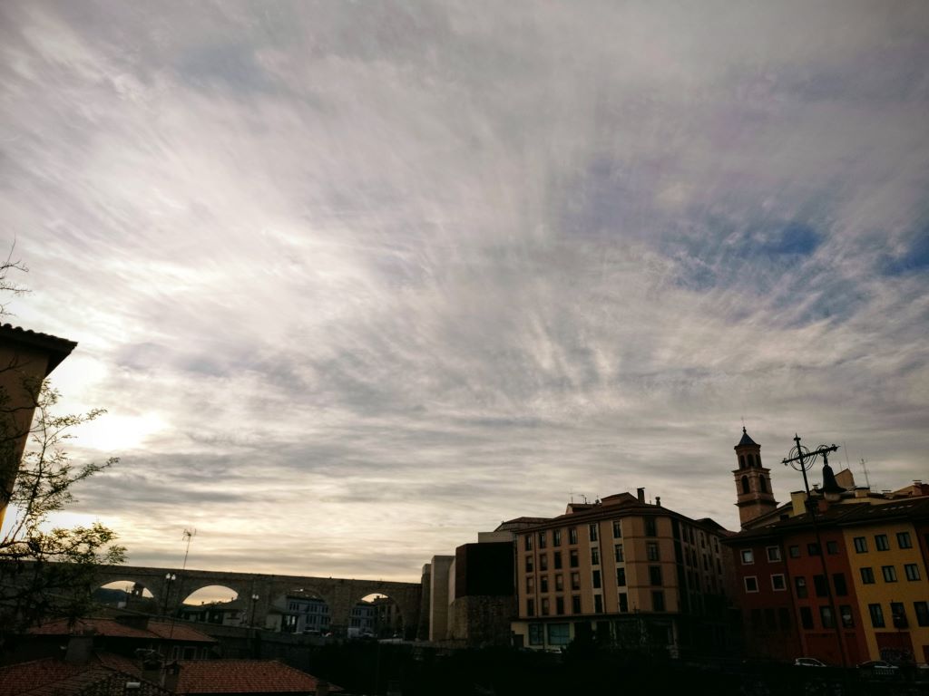 Cirros al amanecer
En la ciudad de Teruel, a primera hora de la mañana, es un lujo ir a trabajar con este cielo, de cirros direccionados hacia la torre de San Miguel, con los Arcos al fondo.
