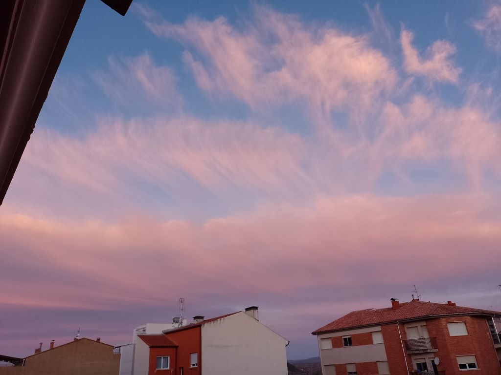 Cirros al atardecer
Nubes rosadas que se forman al atardecer en el cielo de Teruel
