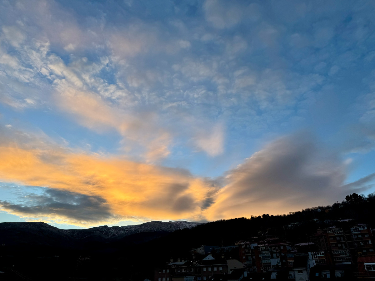 Diferentes tipos de nubes al amanecer 
