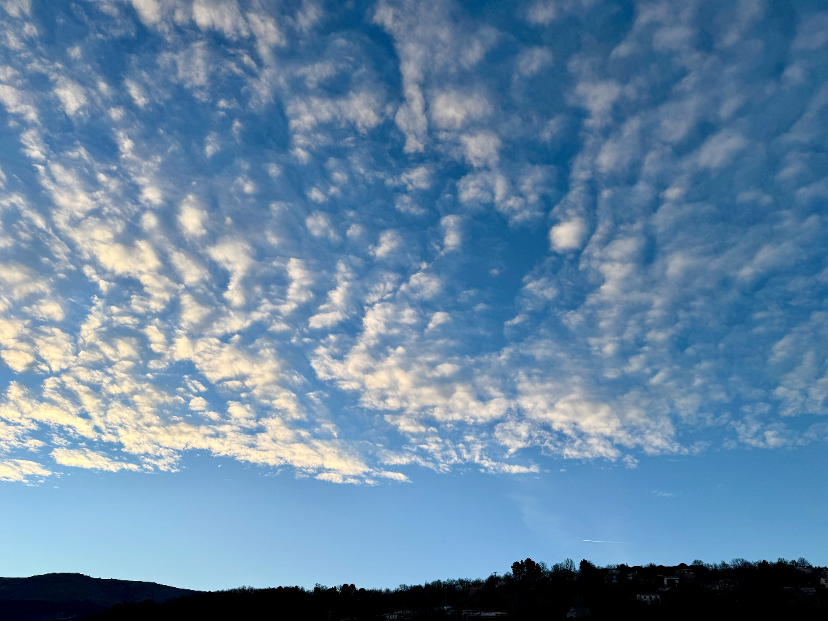 Altocumulus floccus duplicatus radiatus al amanecer
