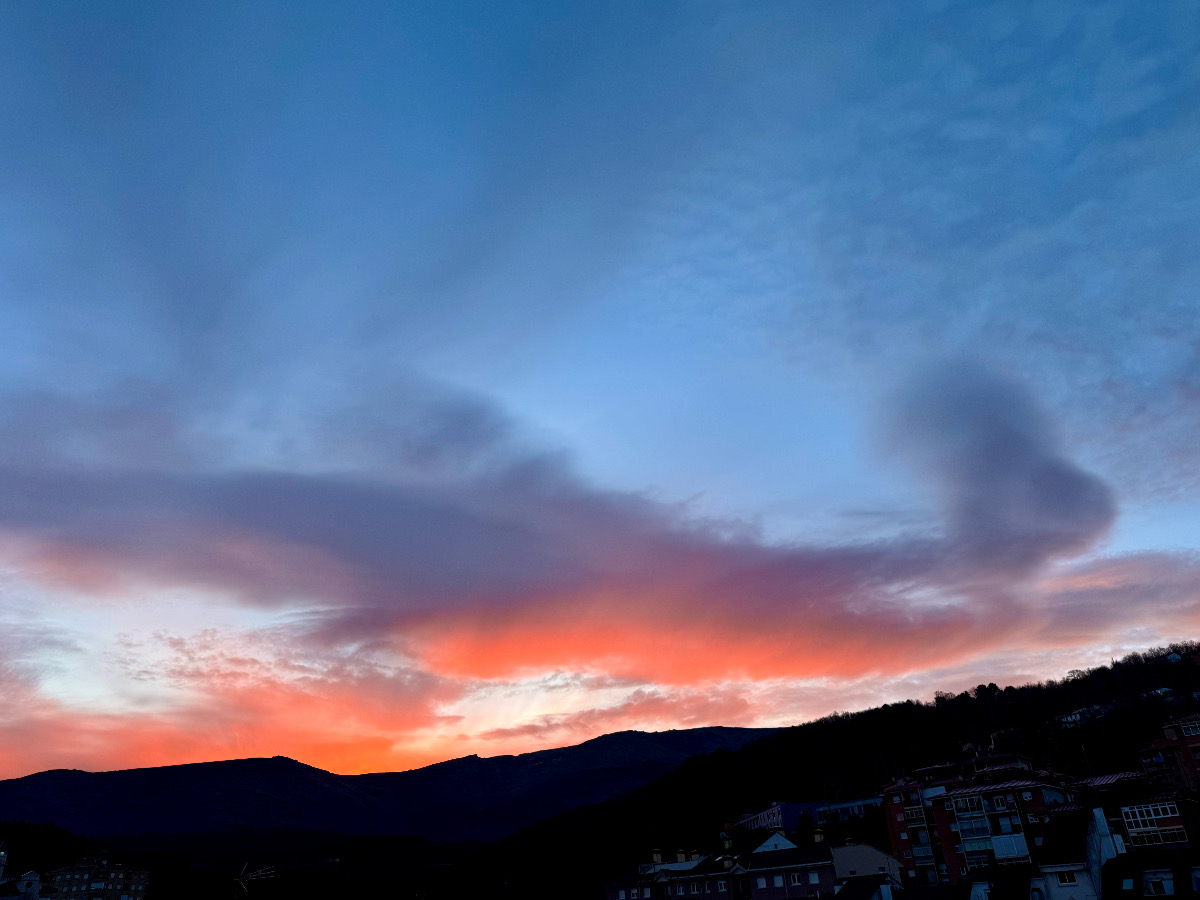 Extrañas formas de cirrus al amanecer 
