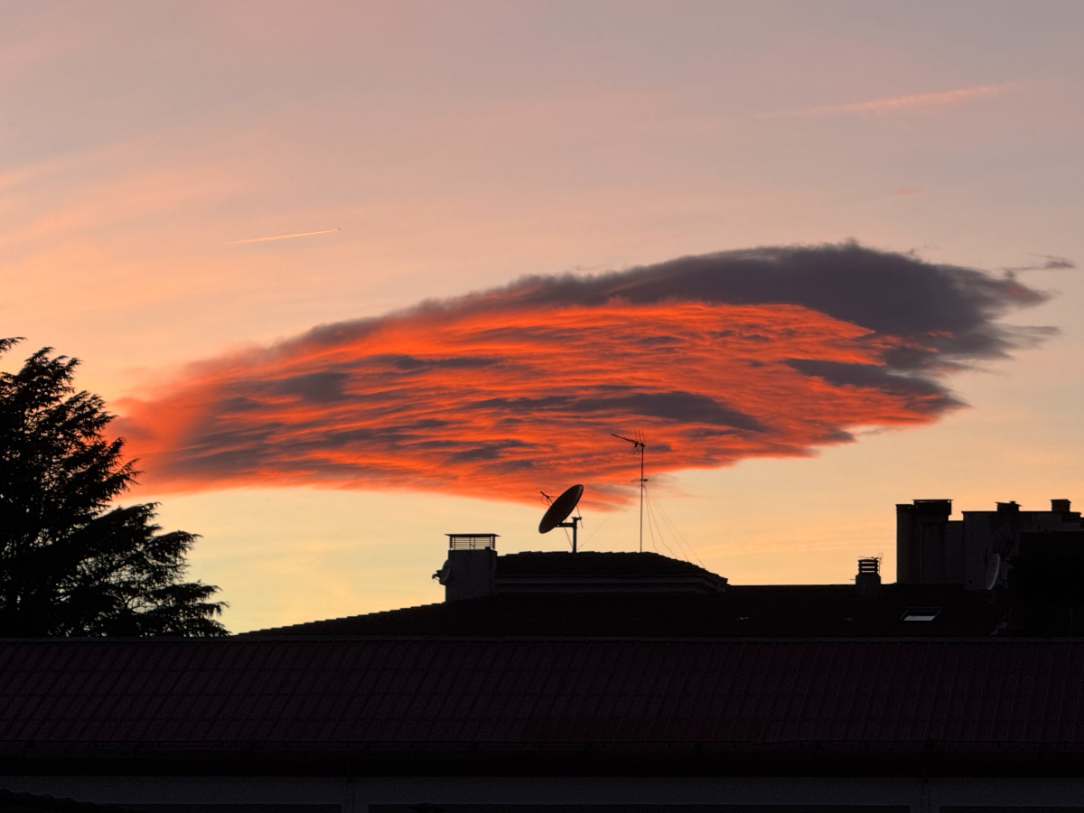 Formación nubosa con los colores del atardecer 
