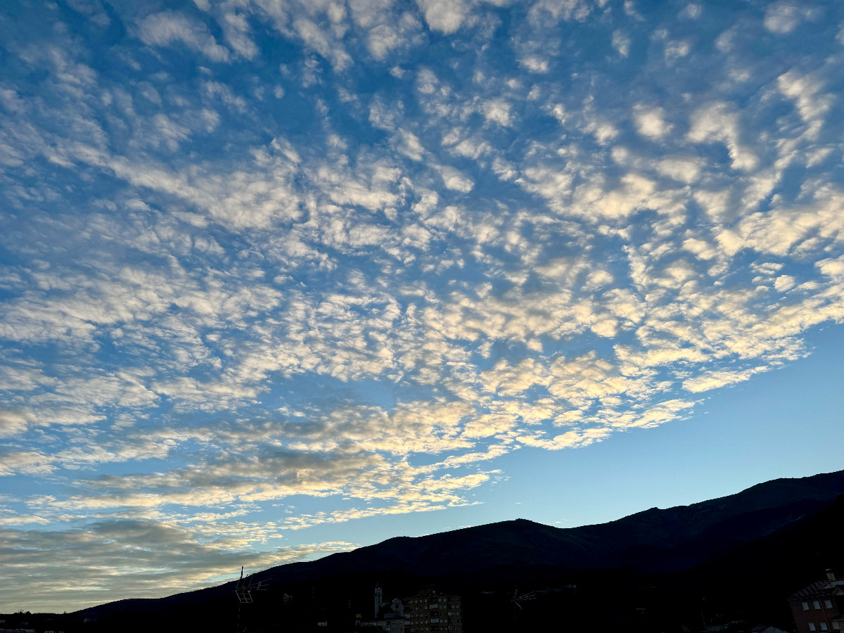 Altocumulus floccus duplicatus radiatus al amanecer
