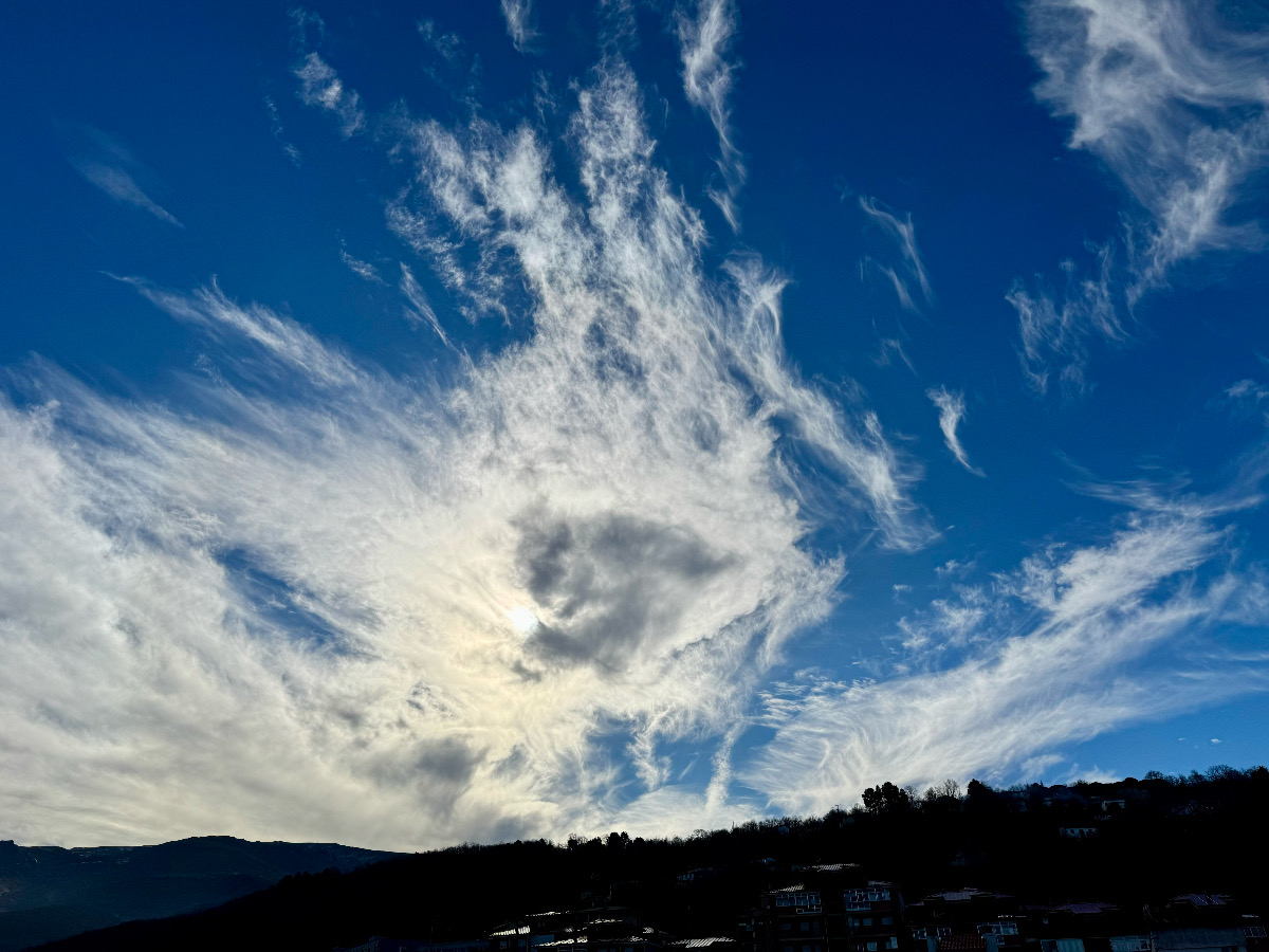 Diferentes tipos de cirros ocultan el sol a mediodía.
