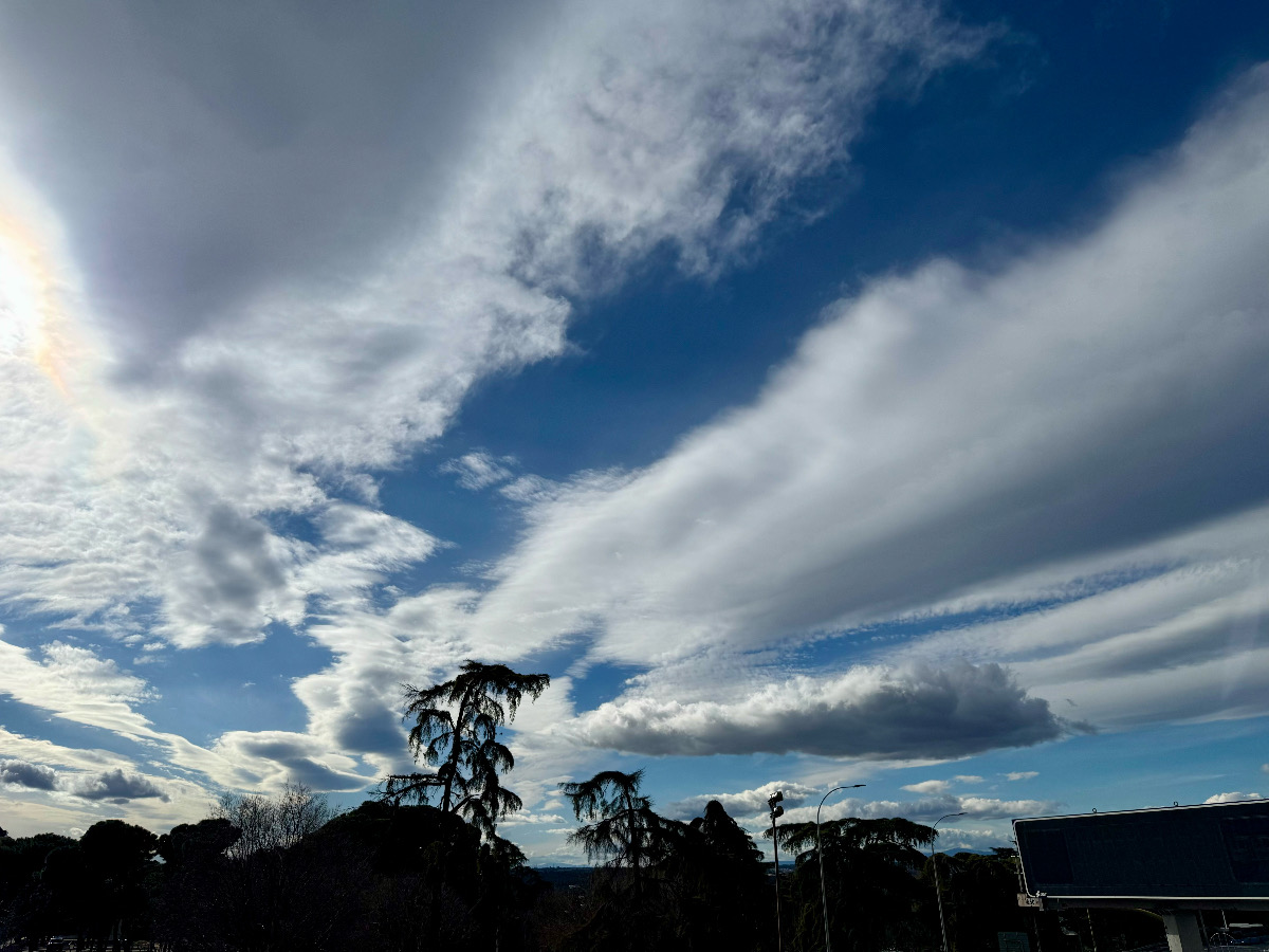 Diferentes tipos de nubes sobre el cielo de Madrid 
