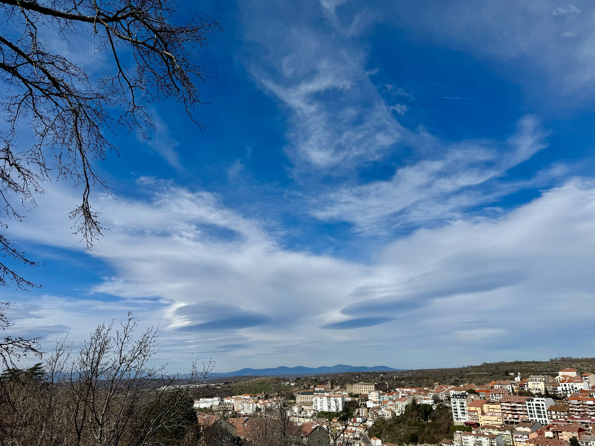 Formaciones de altocumulus lenticularis junto con otras formaciones nubosas
