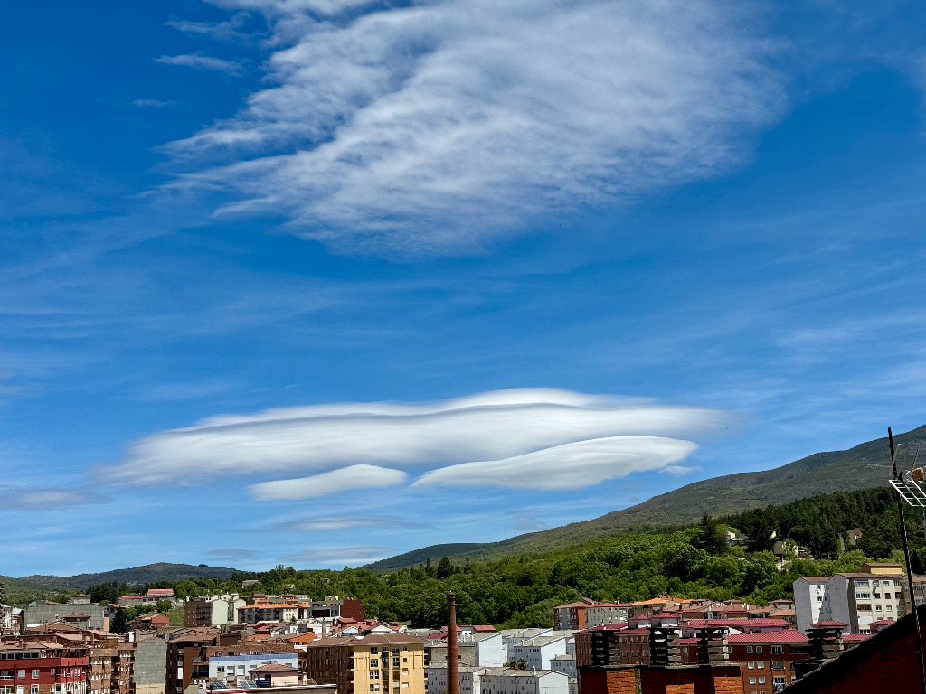 Lenticulares en el Horizonte 
Extrañas nubes lenticulares van apareciendo por el horizonte.

