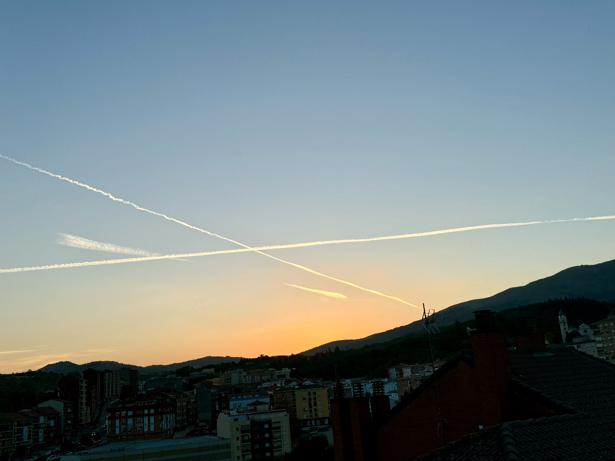 Estelas de condensación en aspa al amanecer
