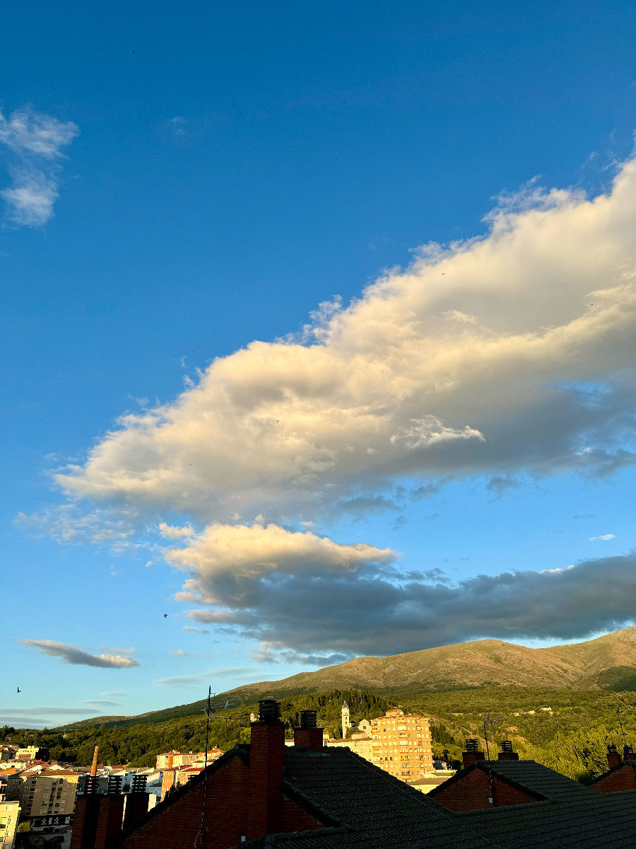 Extrañas formaciones nubosas al atardecer sobre la Sierra de Béjar
