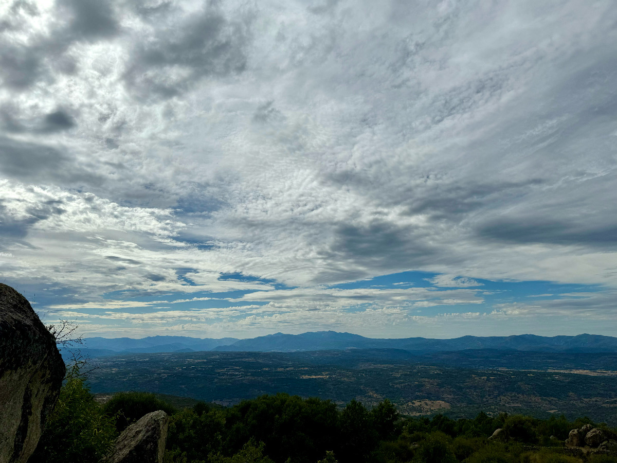 Precioso cielo lleno de formaciones nubosas con la Sierra de Francia al fondo
