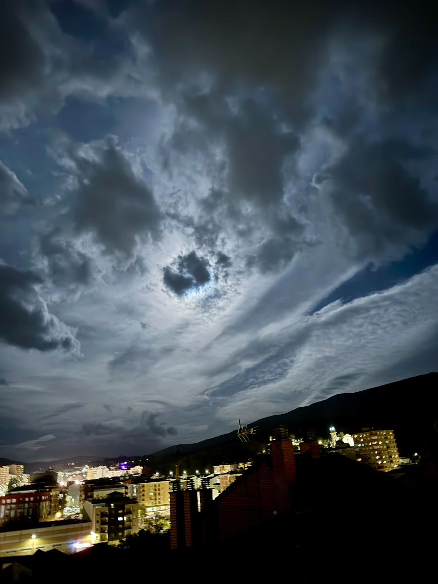 Diferentes tipos de nubes en una noche de luna llena.
