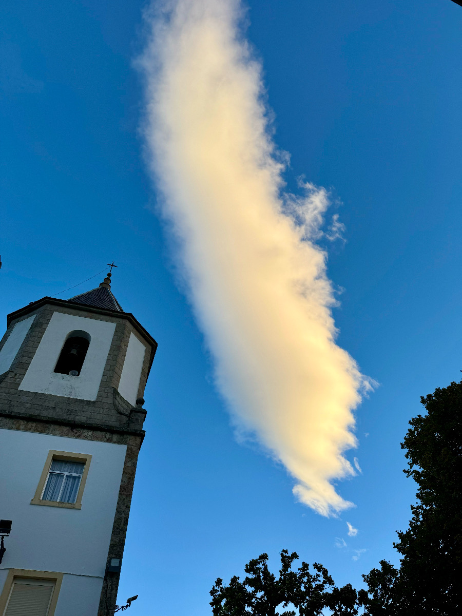 Formación nubosa alargada sobre el Santuario de Nuestra Señora del Castañar 
