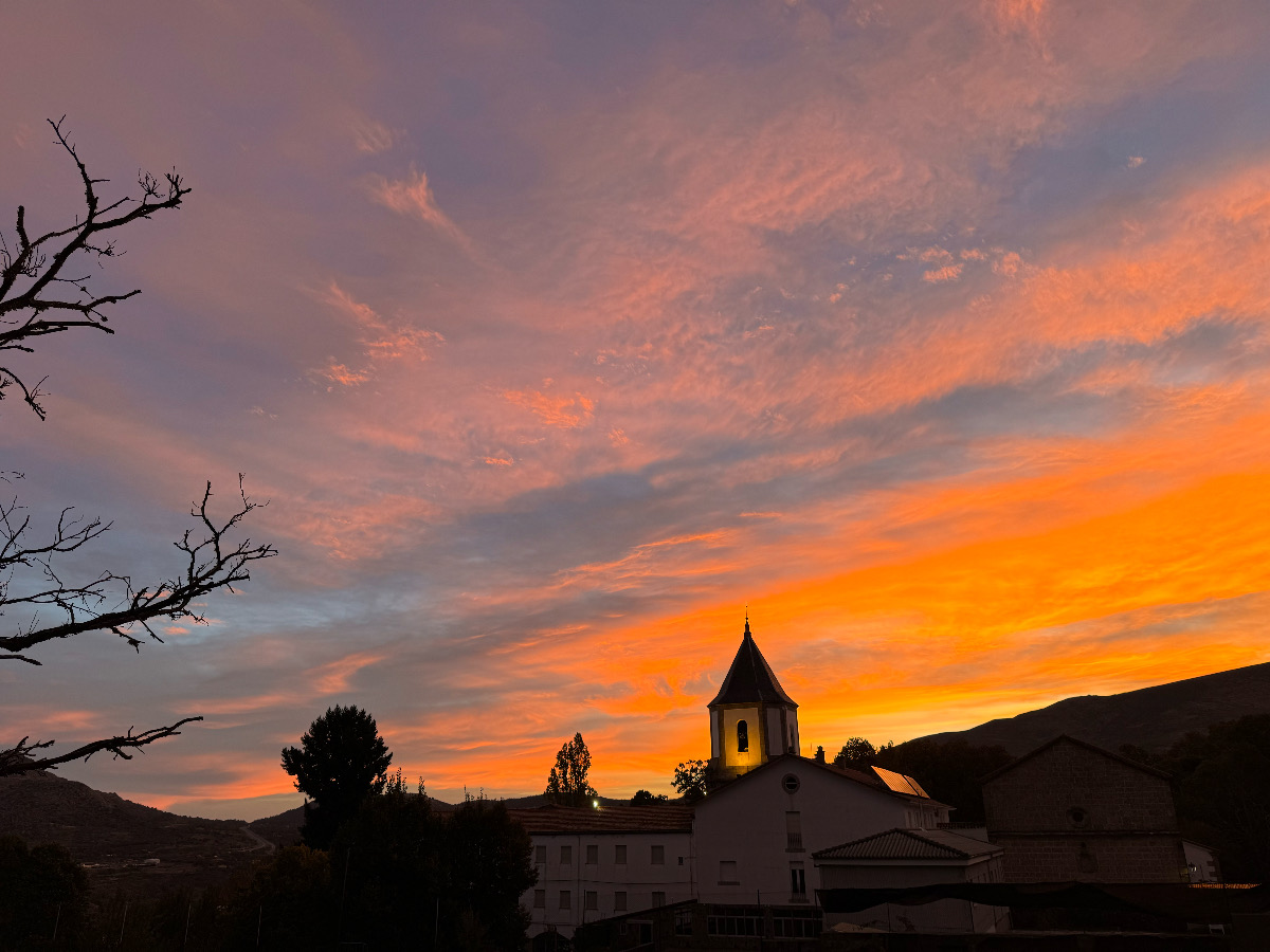 Nubes al amanecer sobre el Santuario de Nuestra Señora del Castañar 
