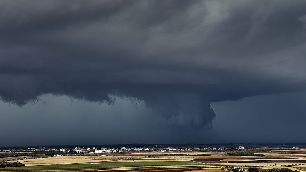 Una tormenta de mucha intensidad que se estaba produciendo en La Mancha, produjo esta nube que amenazaba la población de Alcázar de San Juan.
