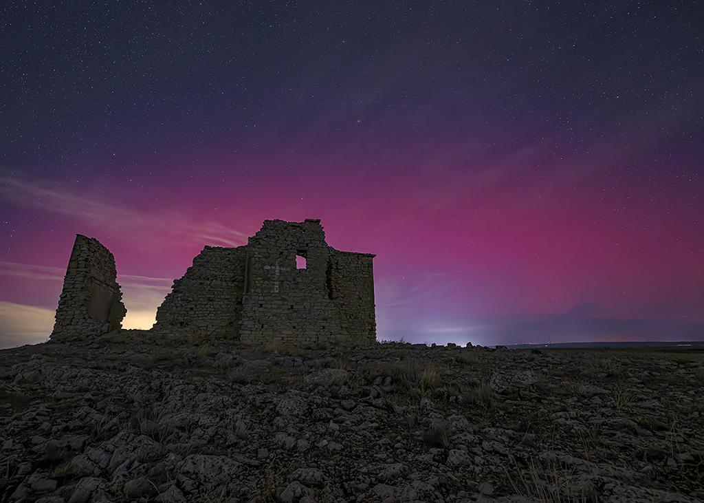 En otra noche de auroras boreales sobre España, tuve la suerte de poder hacer esta foto que posiblemente en mucho tiempo no podamos ver por estas latitudes.
