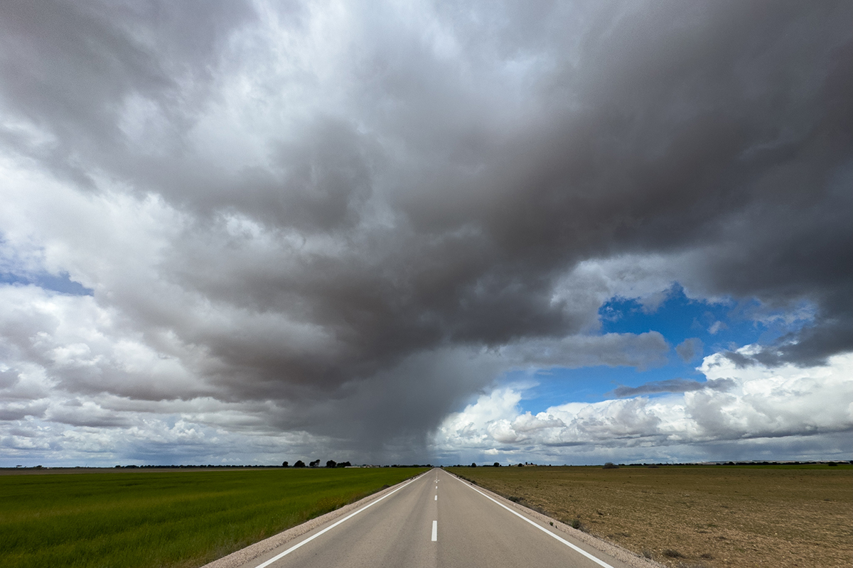 La carretera va directa a una tormenta que se estaba produciendo en ese momento.
