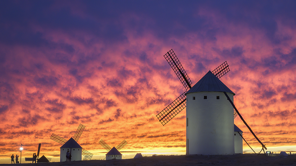 Estas nubes altas se iluminaron con tal fuerza después de ponerse el sol que parecía que había un incendio en el cielo iluminando de rojo todo lo que pillaba debajo.
